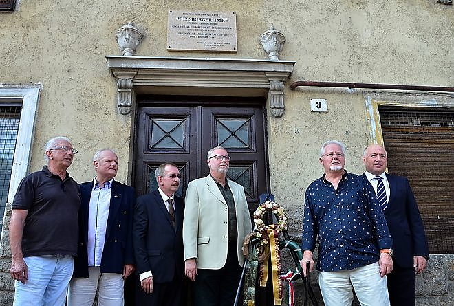 pressbuger_koszoruzas_sajto.jpg