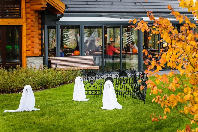 avalon_park_halloween_dekor.jpg