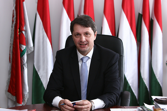 cseresnyes_peter.jpg cseresnyes_peter.jpg