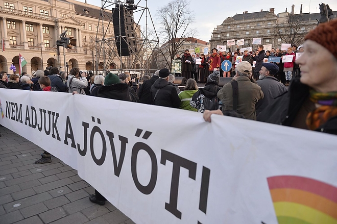 tanitanek_tuntetes_20170205.jpg