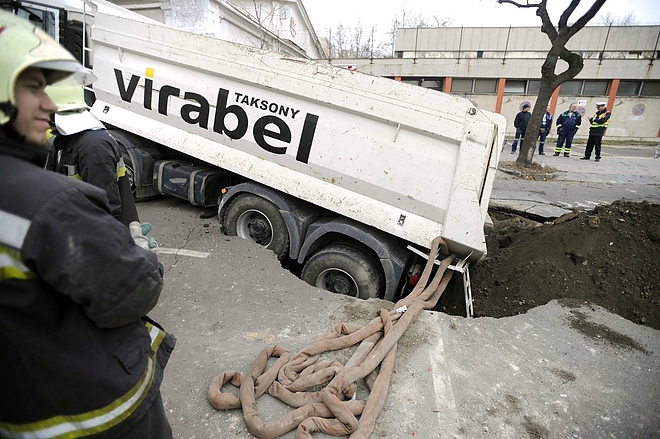 teherauto2_beszakadt_ut.jpg teherauto2_beszakadt_ut.jpg