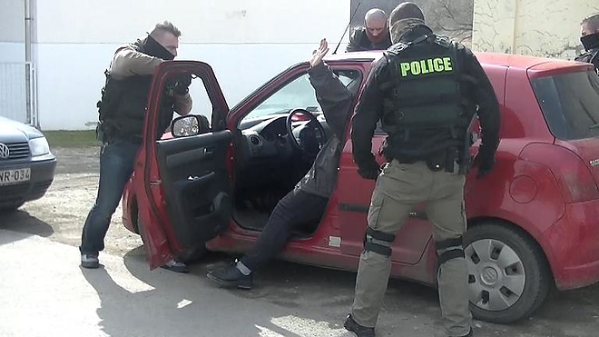 kenyszermunka_zsarolas_sata_170323_police.jpg
