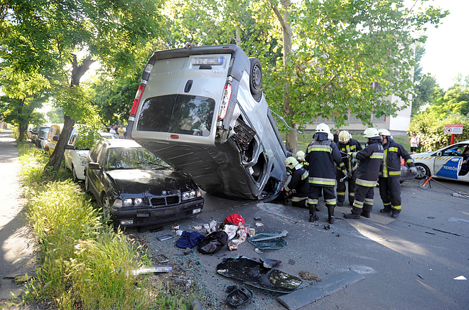 baleset2-felborult-auto-bp.jpg