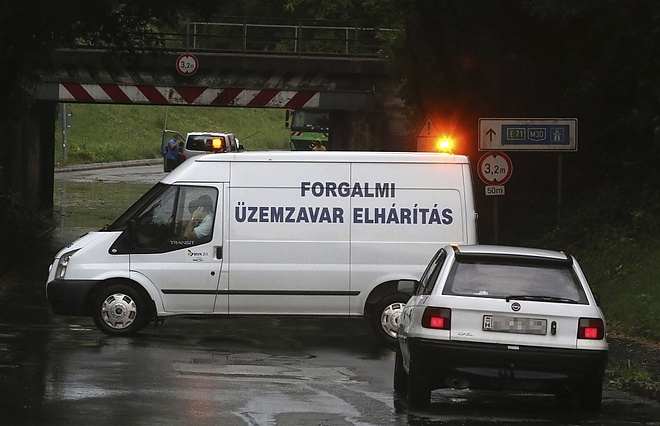 elakadt_auto_repuloter_170606_mti_2.jpg