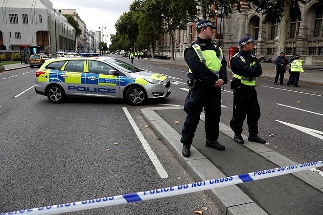 london_gyalogosok_koze_hajtott.jpg