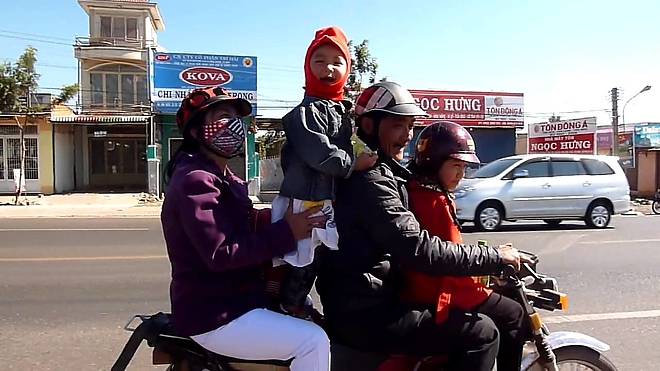 negyen_egy_motoron.jpg
