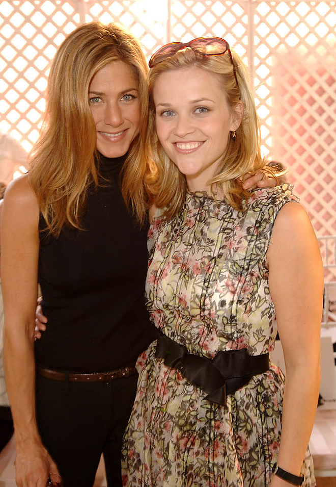 jen-aniston-reese-witherspoon-28jul17-08.jpg