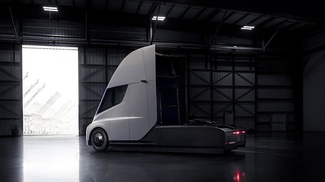 tesla_kamion_bemutat2.jpg