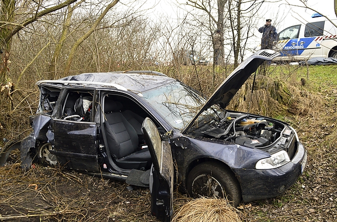 baleset_osszetort_auto_roncs_arok.jpg