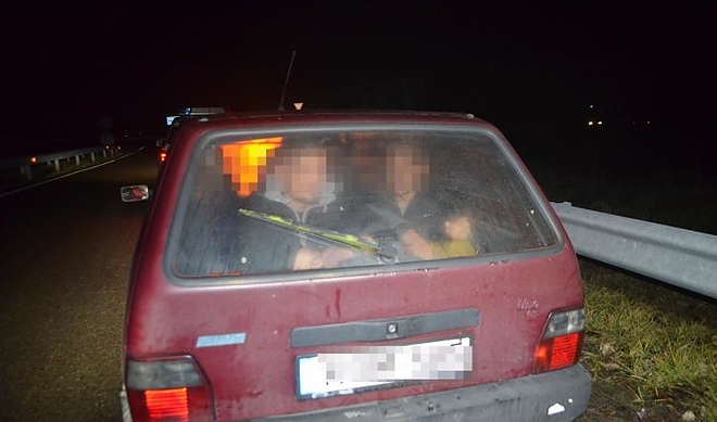 hatan_egy_autoban_180102_police.jpg