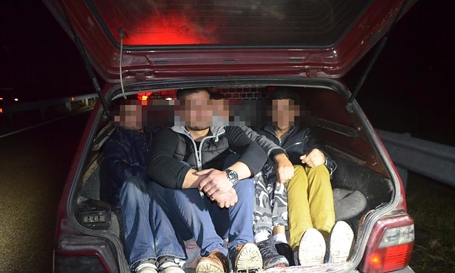 hatan_egy_autoban_180102_police1.jpg