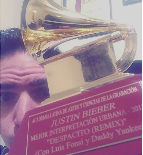 justin_bieber_grammy.png