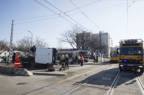 budapest_villamos_baleset_kisteherauto.jpg