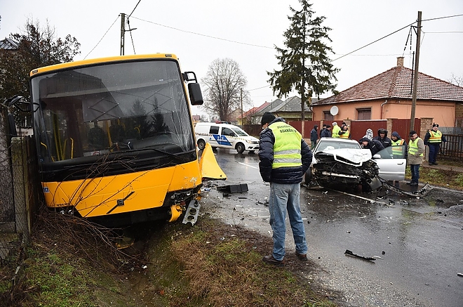 halalos_autobusz_baleset_180203_mti_1.jpg