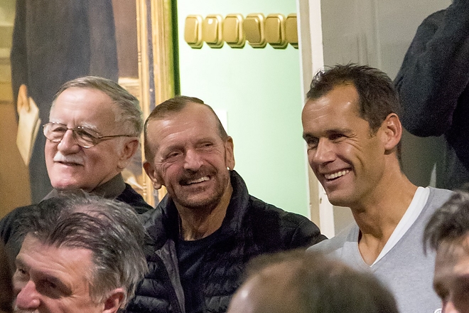 nyitva_van_a_palya_-_kapuslegendak-max-4.jpg