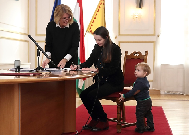allampolgari_esku_180301ml_7.jpg