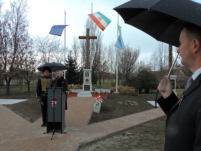 arnot_emlekoszlop_avato_180314_vcs_6.jpg