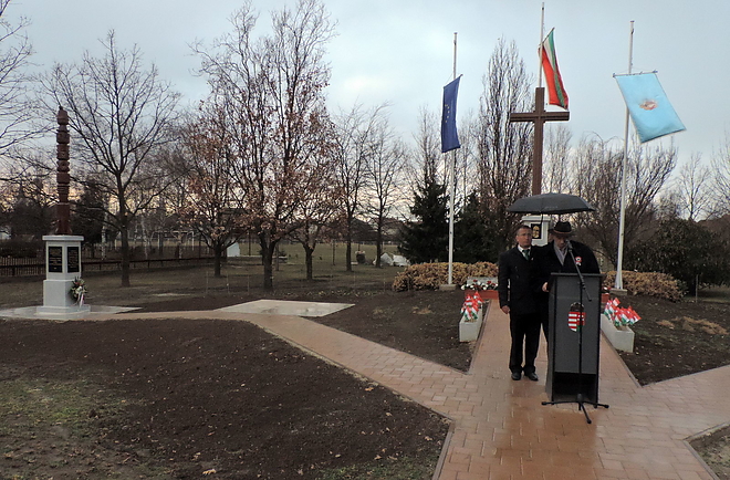 arnot_emlekoszlop_avato_180314_vcs_9.jpg