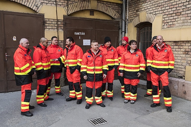 mentodolgozok_munkaruha_180324_mti.jpg