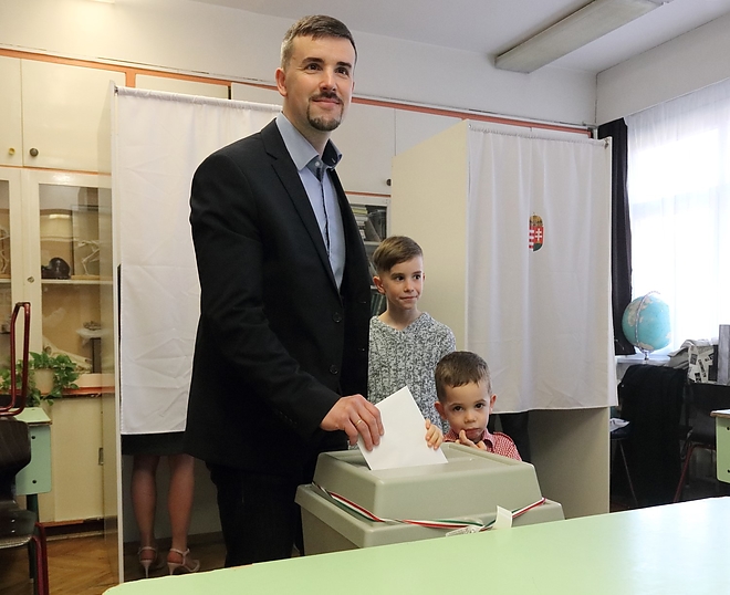 jakab_szavaz_180408ml_9.jpg jakab_szavaz_180408ml_9.jpg