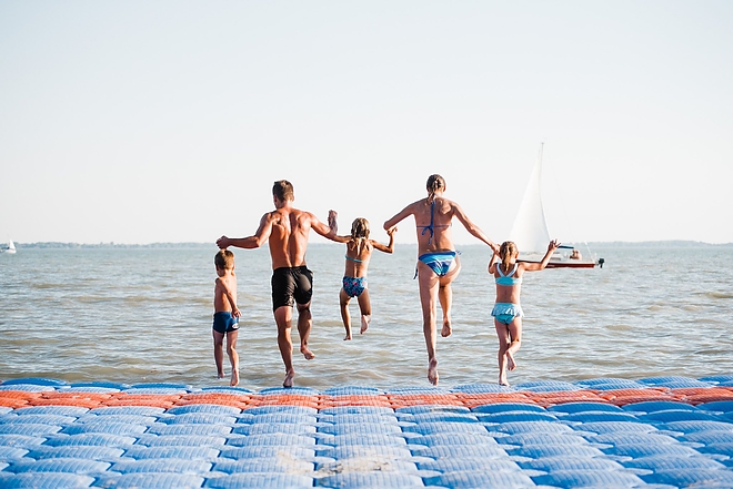 balaton_csalad_ill.jpg balaton_csalad_ill.jpg