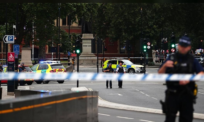 uk_parlament_car_crash2.jpg uk_parlament_car_crash2.jpg