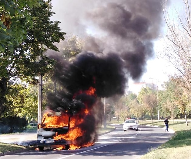 felgyulladt_kisbusz_baleset_180912_1.jpg felgyulladt_kisbusz_baleset_180912_1.jpg