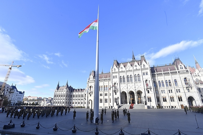 zaszlo_felvonas_1956_181023_mti.jpg zaszlo_felvonas_1956_181023_mti.jpg