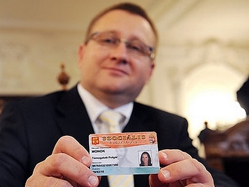 szepessy_kartyaval.jpg