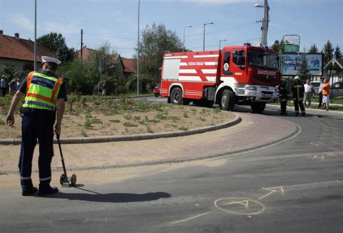 baleset_felsomajlath_szennyvizszallito_borult_120829_ja_2.jpg