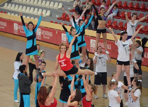 cheerleading_guinness_130525_fkcs_4.jpg