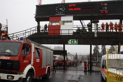 dvtk_szurkolok_tuntetes_130309_ja.jpg