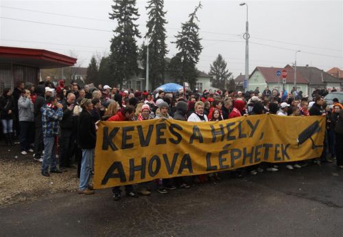 dvtk_szurkolok_tuntetes_130309_ja_2.jpg
