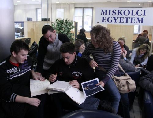 egyetemistak_kormanyablak_121211_ja_3.jpg