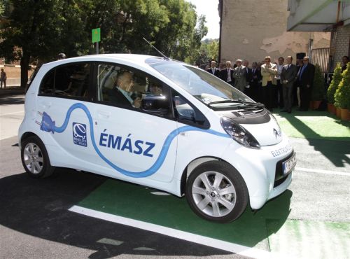 elektromosauto_tolto_120828_ja_1.jpg