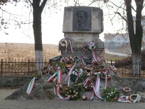 erdelyiemlek111129_csl2.jpg