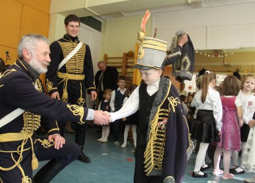 huszarok_szinva_nepkert_ovoda_120313_ja_19.jpg