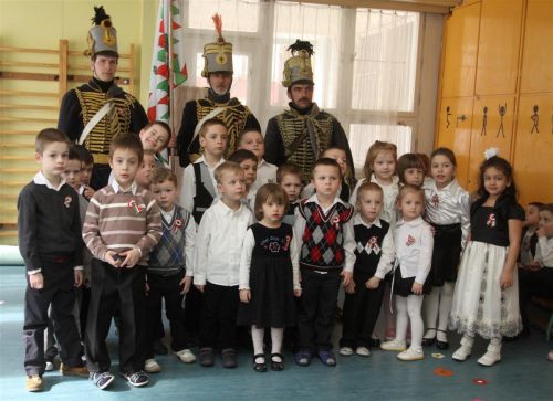 huszarok_szinva_nepkert_ovoda_120313_ja_22.jpg
