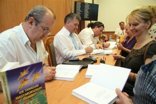 konyvbemutato_120731ml_16.jpg