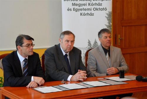 korhaz_egyetem_osztondijalairas_130222_fkcs_6.jpg