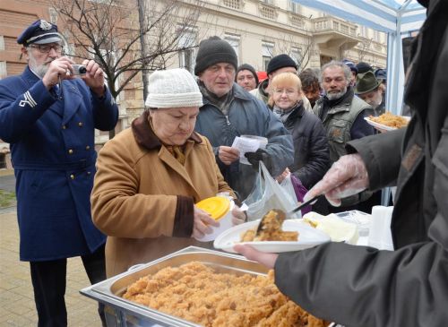 lovagrend_etelosztas_erzsebet_ter_0404_fkcs_4.jpg
