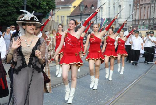 operafesztfelvonulas120608_ml2.jpg
