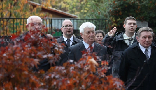 DIGÉP munkásgyűlésének emléktáblájánál. Fotó: Juhász Ákos