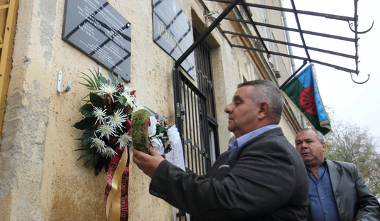 Koszorúzás a roma áldozatok emléktáblájánál 