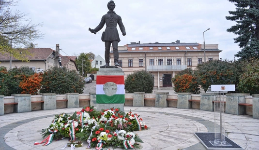 1956 - központi megemlékezés a Petőfi téren 