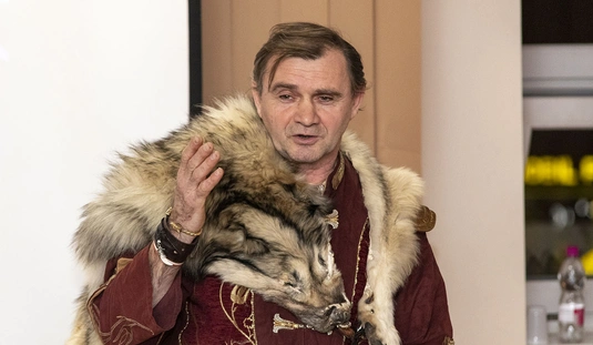 A Fehér Farkas mesél 