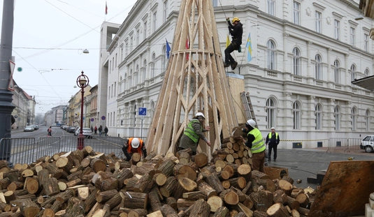 Elbontják az adományfát 