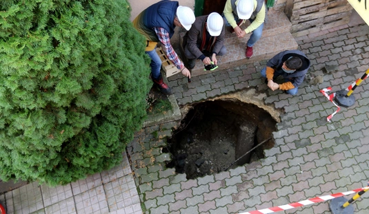 Beszakadt egy társasház udvara a Petőfi téren 