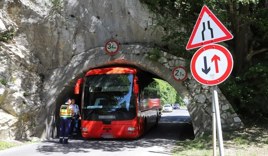 Turistabusz szorult a Lillafüreden az átjáróba 