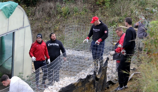 Támfalat építettek a DVTK szurkolók 